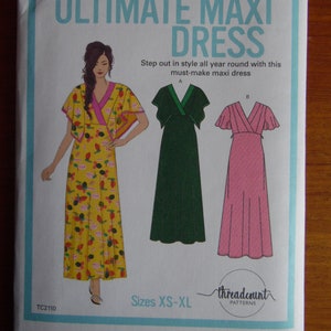 Puede incluir: Un patrón de costura titulado "ULTIMATE MAXI DRESS" con ilustraciones de vestidos largos. El patrón incluye tallas XS-XL. La portada presenta un vestido amarillo con estampado de fresas y el texto "Step out in style all year round with this must-make maxi dress."