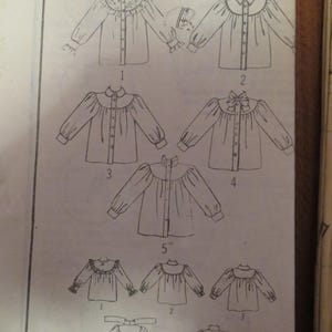 Puede incluir: Un patrón de costura vintage Simplicity 8301 con múltiples diseños de blusas. Las ilustraciones muestran varios estilos con diferentes detalles de cuello y mangas. El patrón incluye opciones de cierres con botones y detalles de lazo. El texto "Simplicity 8301" es visible en la parte superior.