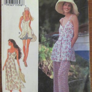 Könnte beinhalten: Ein Schnittmusterumschlag mit der Aufschrift Style 2444, Größe A 6-16. Das Cover zeigt Illustrationen und ein Foto von Kleidungsdesigns, darunter ein florales Camisole-Top mit passender Hose und ein langes florales Kleid mit dünnen Trägern.