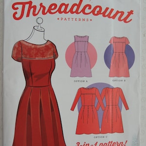 Puede incluir: Un patrón de costura "Threadcount Patterns" presenta un vestido rojo con mangas de encaje y una falda plisada. Se muestran variaciones de vestidos rosas y rojos. El patrón es un diseño 3 en 1, tallas 6-14.