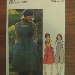 Pode incluir: Padrão de costura Butterick vintage, tamanho 8, com uma mulher em um vestido verde com suspensórios e boina. O padrão inclui ilustrações de dois designs de vestidos adicionais. Medida do busto 80cm.