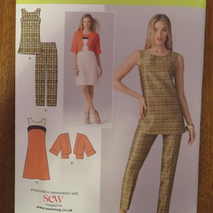 Puede incluir: Patrón de costura Simplicity K1665 H5, talla U.S. 6-14. El patrón presenta diseños para una blusa sin mangas, pantalones, un vestido y una chaqueta bolero. El conjunto principal es un top y pantalón con estampado dorado y negro.