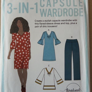 Puede incluir: Un paquete de patrones de costura titulado "3-IN-1 CAPSULE WARDROBE". El paquete presenta ilustraciones de un vestido rojo floral, una blusa azul y pantalones azul marino. El texto dice "Tallas XS-XL" y "threadcount PATTERNS".