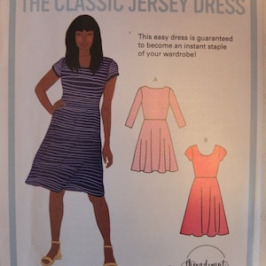 Puede incluir: Un patrón de costura para "The Classic Jersey Dress" con una mujer con un vestido a rayas. El patrón incluye ilustraciones de dos estilos de vestidos y el texto "Tallas 8-16". La marca "threadcount PATTERNS" también es visible.