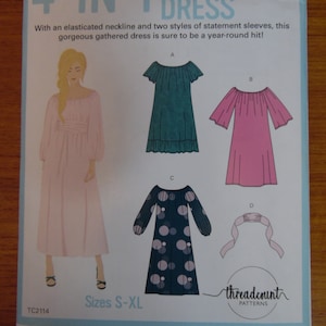 Puede incluir: Un patrón de costura para un "4-EN-1 VESTIDO GATHERED" con ilustraciones de diferentes estilos de vestidos. El patrón incluye tallas S-XL y presenta un escote elástico y mangas llamativas. El fondo es azul claro.