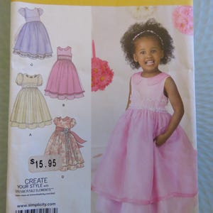 Puede incluir: Un letrero de madera hecho a mano con el texto "Bienvenido" en un estilo manuscrito. El letrero está pintado de blanco con un acabado envejecido y presenta un diseño floral decorativo. Dimensiones: aproximadamente 30 cm de ancho y 15 cm de alto.