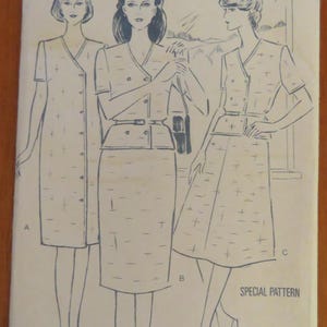 Pode incluir: Um padrão de costura vintage da Woman's Weekly com ilustrações de três modelos de vestidos diferentes. A capa é creme e apresenta o logotipo da revista e o texto "Special Pattern". É um padrão multitam.