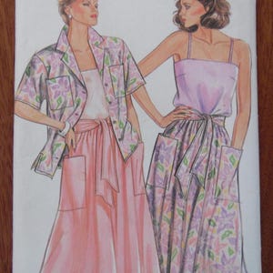 Könnte beinhalten: Ein Vintage-Schnittmuster von New Look mit zwei Frauen in Outfits. Eine trägt einen rosa Rock und ein Blumenhemd, die andere einen Blumenrock und ein lila Oberteil. Das Schnittmuster enthält die Größen 8, 10, 12, 14, 16 und 18.