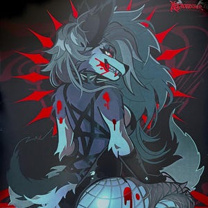 Może przedstawiać: Grafika przedstawiająca stylizowaną postać wilka z szarą i czarną sierścią, czerwonymi akcentami i wzorem pentagramu. Postać ma groźną minę na ciemnym tle z czerwonymi kształtami gwiazd.
