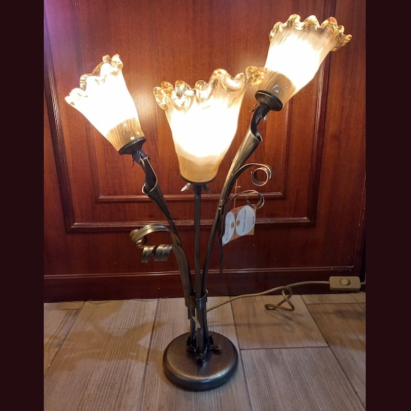 Lampe de table italienne vintage à trois bras en forme de fleur fabriquée à la main avec des tasses en verre satiné de Murano et abat-jour caramel de 57 cm de hauteur. Véritable œuvre d'art.