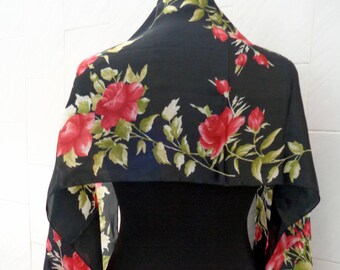 Foulard italien noir avec roses. foulard vintage 13,4 x 61 po. avec motif floral. Vintage italien. Cadeau pour la fête des mères