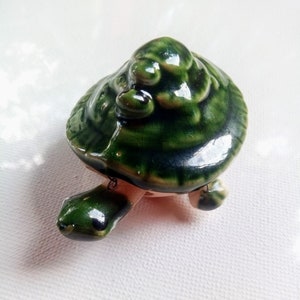 Très jolie figurine artisanale de tortue tremblante. Totem animal tortue. Figurine animal tortue vintage en céramique verte.