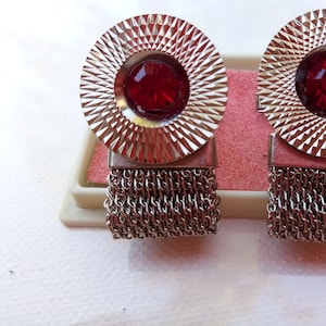 Vintage silberfarbene Manschettenknöpfe in der alten Hülle aus der UdSSR 1980er Jahre. Große Mesh-Manschettenknöpfe mit Kunststein. Geschenk für Ihn.
