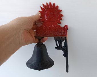 Sonnette de porte « Bienvenue » Iron Sun vintage. Sonnette d'avertissement pour les clients de la boutique à suspendre. Sonnette décorative rétro en métal lourd rouge et noir.