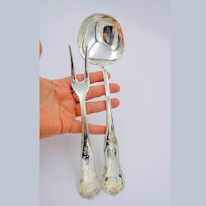 Vintage verzilverde serveerset met lepel en vork, retro Italiaanse serveerset voor vlees en bijgerechten, sierlijk keukengerei. Retro keukenstijl