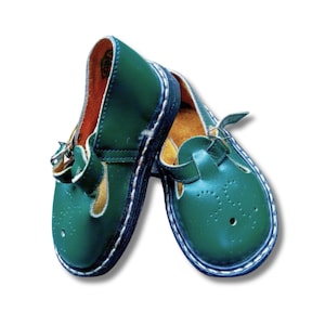 Sandálias verdes vintage, botas infantis de couro, sapatos de bebê retrô soviéticos, decoração vintage. Calçados de couro para bebê, estilo antigo/novo, presente para o Dia de São Patrício. imagem 1