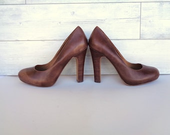 Zapatos vintage de piel marrón fabricados en Italia por el grupo ALDO. Zapatos de tacón alto de piel italiana. Zapatos marrones