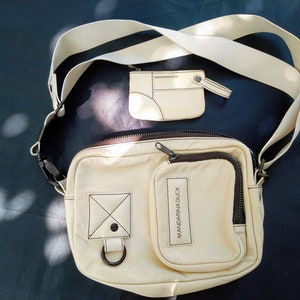 Vintage Mandarina Duck Tasche. Weiße unisex Ledertasche von Mandarina Duck mit kleinem Portemonnaie. Stilvolle Herrentasche aus weißem Leder.