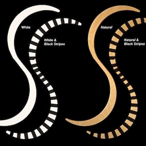 Op de afbeelding: Twee decoratieve, gebogen houten stukken. Eén is wit, de andere is natuurlijk hout. Elk heeft een bijpassend gestreept element. Het witte stuk heeft een zwart-wit gestreept element. Het natuurlijke houten stuk heeft een natuurlijk en zwart gestreept element. Tekst op de afbeelding luidt "White", "White & Black Stripes", "Natural" en "Natural & Black Stripes".