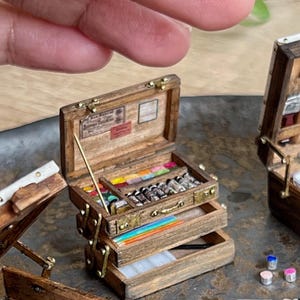 1:12 Miniatur Künstler Kiste mit Zubehör - Handgefertigte Vintage Staffelei mit Schubladen | One of a Kind Puppenhaus Sammlerstück