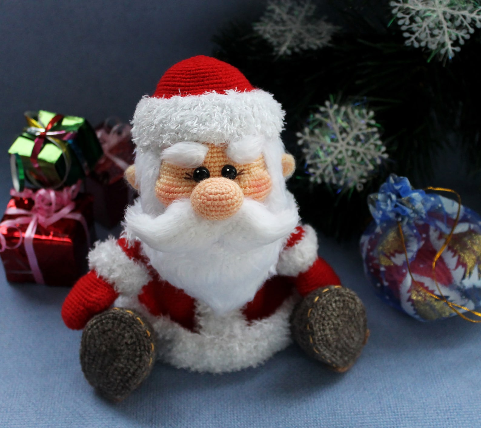 вязание крючком игрушки деда мороза. дед мороз крючком. крючок амигуруми санта клаус. вязаная игрушка дед мороз. дед мороз крючком.