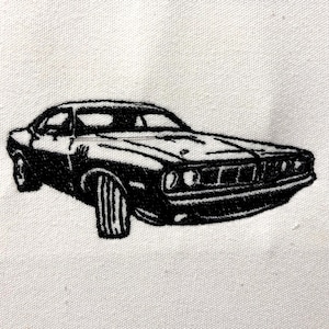 Könnte beinhalten: Schwarzweiß gesticktes Bild eines klassischen Muscle Cars. Das Auto ist nach vorne gerichtet und hat eine lange Motorhaube und einen breiten Kühlergrill.