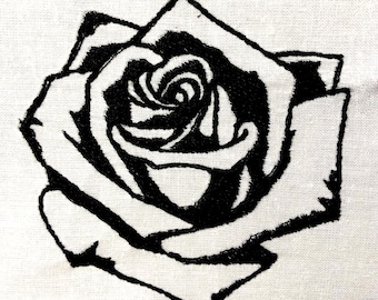 Könnte beinhalten: Schwarzes und weißes gesticktes Rosenmuster auf weißem Stoffhintergrund.