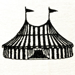Può includere: Tenda da circo ricamata in bianco e nero, con un motivo a strisce. La tenda ha due piccole bandiere in cima e un ingresso con tende. Il disegno è su uno sfondo di tessuto bianco.