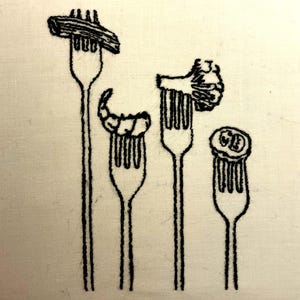 Puede incluir: Cuatro tenedores con diferentes alimentos en ellos. Los tenedores son negros y los alimentos son un trozo de pasta, un camarón, un trozo de brócoli y un pepinillo.