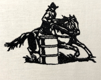 Op de afbeelding: Zwart-witte silhouet van een persoon die op een paard over een vat rijdt. De afbeelding is een klassieke weergave van barrel racing.