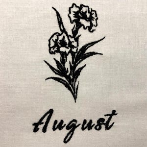 Könnte beinhalten: Schwarz-weiß gesticktes Design aus zwei Blumen mit Stielen und Blättern. Das Wort "August" ist darunter in Kursivschrift geschrieben.