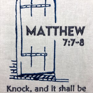 Puede incluir: Diseño bordado de una puerta azul con el texto "Mateo 7:7-8" y la frase "Llamad, y se os abrirá".