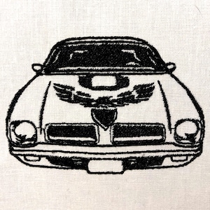 Puede incluir: Imagen bordada en blanco y negro de un coche clásico con un emblema de pájaro en el capó.