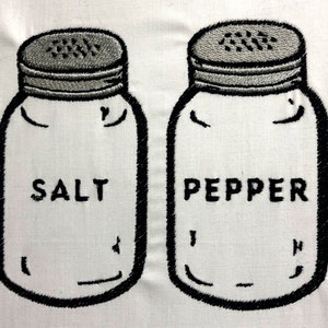 Puede incluir: Dos saleros y pimenteros blancos con contornos negros y las palabras "SALT" y "PEPPER" impresas en ellos.