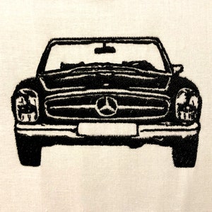 Puede incluir: Imagen bordada en blanco y negro de un coche descapotable clásico Mercedes-Benz.