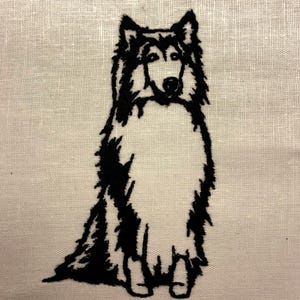 Könnte beinhalten: Schwarz-weiß gesticktes Bild eines Hundes, wahrscheinlich ein Collie, der sitzt. Das Fell des Hundes ist mit dicken, strukturierten Stichen auf einem hellen Stoffhintergrund detailliert dargestellt. Die Gesichtszüge des Hundes sind klar definiert, mit einem fokussierten Blick.