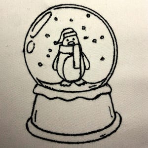 Può includere: Un disegno in bianco e nero di una palla di neve con un pinguino al suo interno. Il pinguino indossa un cappello e una sciarpa.