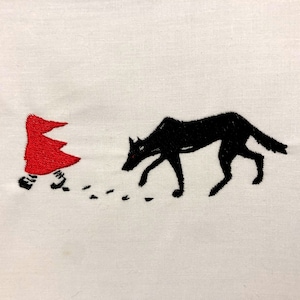 Może przedstawiać: Czarny haftowany wilk z czerwonymi oczami idący w kierunku czerwonej haftowanej postaci Czerwonego Kapturka. Wilk zostawia ślad czarnych haftowanych odcisków łap.