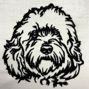 Puede incluir: Imagen bordada en blanco y negro de la cabeza de un perro con pelaje esponjoso.