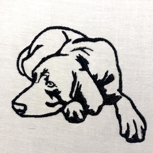 以下が含まれることがあります： 黒と白の刺繍イラストで、犬が横たわっています。犬の頭は前足の上にあり、耳は垂れ下がっています。刺繍は白い生地に施されています。
