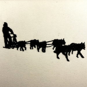 Puede incluir: Silueta negra de una persona conduciendo un trineo tirado por perros con cinco perros tirando del trineo.