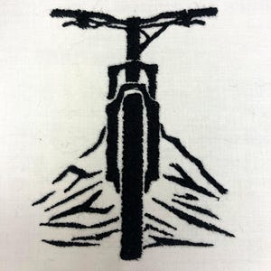 Könnte beinhalten: Schwarz-weiß gesticktes Design eines Fahrrads mit Vorderreifen und Lenker, das über ein stilisiertes Gebirge fährt.