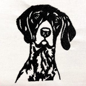 Puede incluir: Ilustración bordada en blanco y negro de la cabeza y el cuello de un Braco Alemán de Pelo Corto.