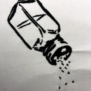 Può includere: Ricamo nero di un saliera rovesciata, con granelli di sale che cadono, su sfondo di tessuto bianco. Il disegno è un'illustrazione semplice e stilizzata, adatta per tessuti da cucina.