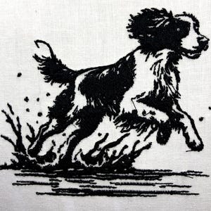 Puede incluir: Imagen bordada en blanco y negro de un perro corriendo por el agua. El perro es de raza Springer Spaniel y corre con la lengua fuera.