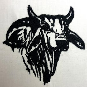 Puede incluir: Imagen bordada en blanco y negro de la cabeza de un toro con grandes cuernos.