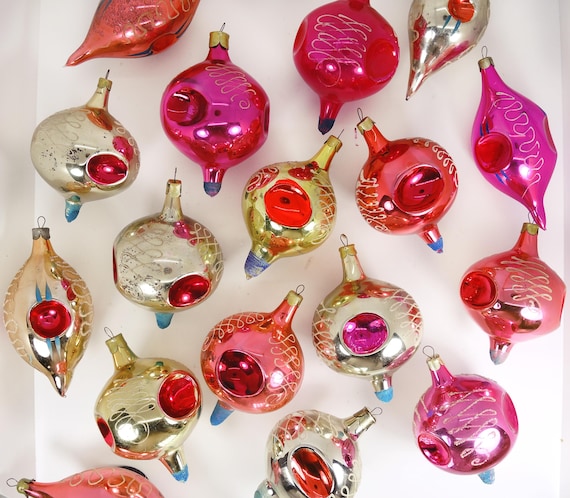 Tief eingedruckte Merkur-Weihnachtsverzierung, geometrischer Baumschmuck, helle farbige Glaskugeln, ungewöhnliche Retro-Weihnachtsdekoration
