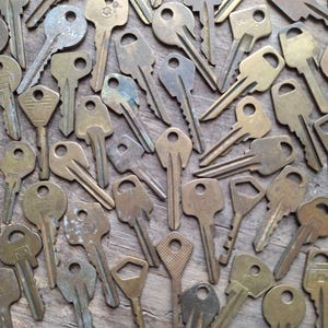 Llave de latón vintage, llaves rústicas sencillas, llaves primitivas, artículos de joyería steampunk, decoración retro para el hogar.