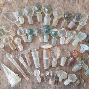 Puede incluir: Un juego de tres tazas de cerámica con un acabado mate moteado. Las tazas son de color crema, gris claro y gris oscuro. Cada taza tiene un diseño simple y minimalista y un asa redondeada. Para café o té.