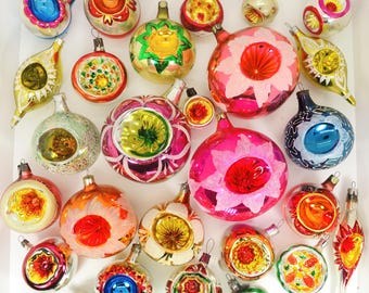 Tief eingedruckte Merkur-Weihnachtsverzierungen, russischer Baumschmuck, bunte Glaskugeln, ungewöhnliches Retro-Weihnachtsdekor